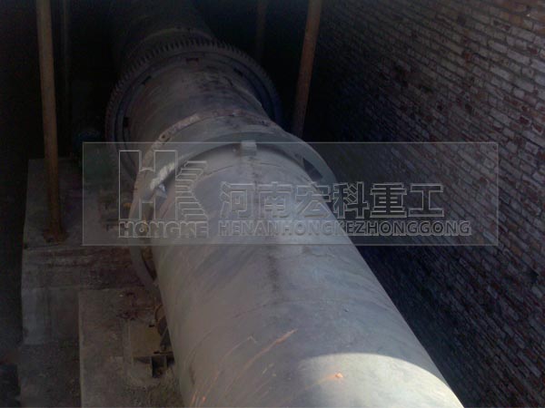 新疆哈密雙段陶?；剞D窯生產現(xiàn)場
